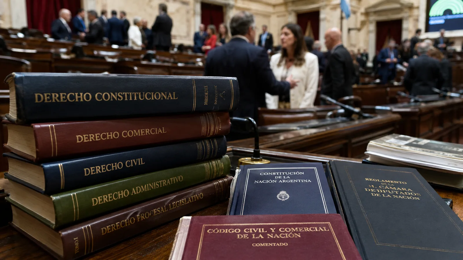 Libros jurídicos y documentos de consulta sobre una mesa